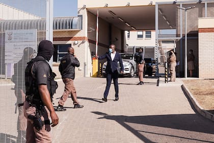 Oficiales en la cárcel de Estcourt, donde el expresidente Jacob Zuma permanecerá en prisión por 15 meses (Foto por RAJESH JANTILAL / AFP)