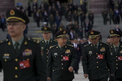 Oficiales militares chinos abandonan el Gran Salón del Pueblo después de asistir a una sesión preparatoria del Congreso Nacional del Pueblo (NPC) en Pekín, el lunes 4 de marzo de 2024. 