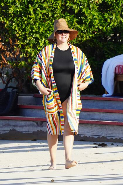 Oficialmente de vacaciones, Amy Schumer y su marido, Chris Fischer, pasaron unos días en St-Barts. Con una capelina en tonos tierra y un kimono a rayas multicolor, la actriz fue vista caminando por la playa del hotel Eden Rock mientras recargaba energías para lo que se vendrá en 2023