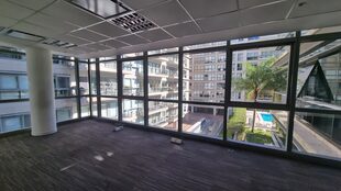 Oficina que se subasta en Madero Center de 338 metros cuadrados, con vista a los jardines internos y pileta del edificio