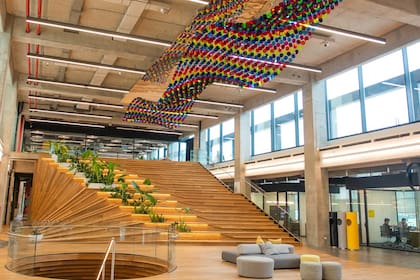 Oficinas de Mercado Libre: a diferencia de Amazon, que recibe regularmente quejas sobre las condiciones laborales, los empleados la clasifican entre las mejores empresas para trabajar de la región.