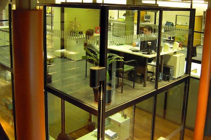 Oficinas de paredes vidriadas para maximizar el uso de luz