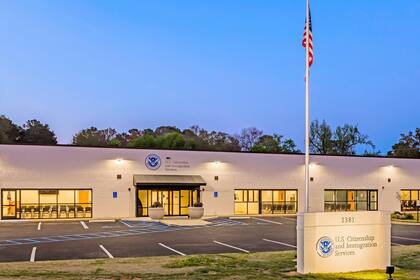 Algunos delitos menores también pueden derivar en la revocación de la green card