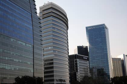 Oficinas en Puerto Madero reflejan el auge de desarrollos corporativos sostenibles y de alta calidad en Buenos Aires, en respuesta a la creciente demanda empresarial