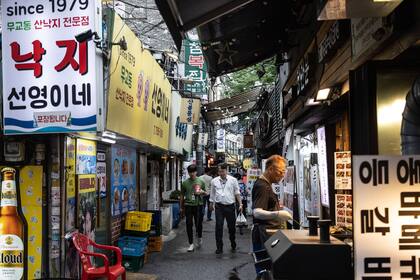 Oficinistas buscan su almuerzo en su horario de mediodía en Corea del Sur