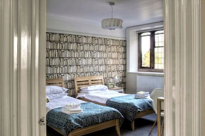 Ofrece 26 habitaciones de diseño minimalista y austero, ambientado según la temática