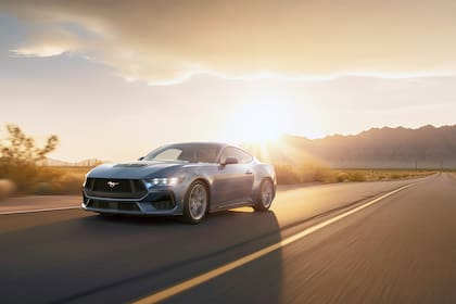 Ofrece modos de conducción ajustables, permitiendo al conductor seleccionar entre opciones como Normal, Deportivo, Resbaladizo, Pista y Pista Drag