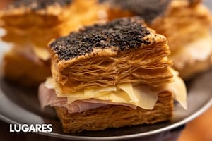 Tiene dos locales y se convirtió en referente de la pastelería y panadería artesanal