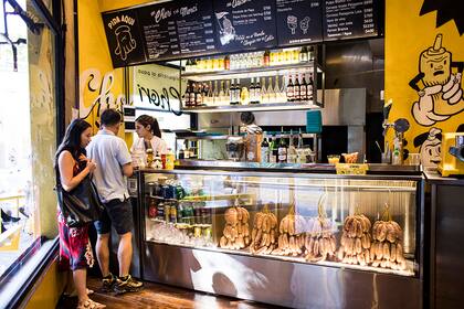 Ofrecen el clásico choripán callejero, reversionado