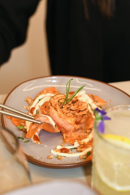 Ofrecen un menú omakase en el que es posible experimentar casi toda la carta, que puede ser de ocho, 12 o 16 pasos.