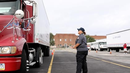 Ofrecer la prueba de conocimientos de CDL en español elimina barreras para obtener una CDL que respalde las necesidades críticas en el transporte de mercancías en todo Maryland