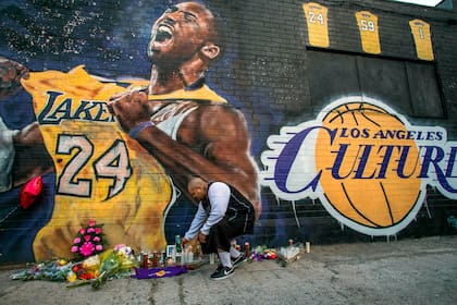 Cuando falleció en el accidente aéreo en 2020, las paredes con las imágenes de Kobe Bryant en Los Ángeles recibieron ofrendas al ídolo.