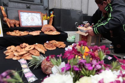 Ofrendas dejadas en los cementerios el día de los muertos