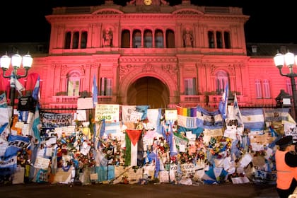 Mientras Néstor Kirchner era velado en al Casa Rosada, en la Plaza de Mayo se acumulaban cartas y banderas para despedirlo