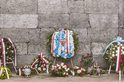 Ofrendas florales, al cumplirse el 75 aniversario de de la liberación de los detenidos en el campo de concentración nazi
