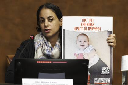 Ofri Bibas Levy, hermana de Yarden Bibas, quien está secuestrado en Gaza con su esposa, Shiri, y sus dos hijos, Kfir y Ariel, habla con los medios durante una rueda de prensa en la sede europea de las Naciones Unidas en Ginebra, Suiza, el 14 de noviembre de 2023.