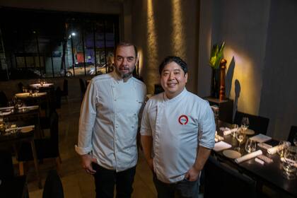 Oggero junto al destacado chef peruano Micha, que recientemente cocinó en Crizia en el marco de un ciclo de cenas con cocineros invitados