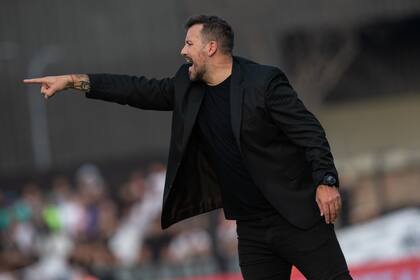 "Ogro" Fabbiani, el entrenador de Riestra, tenía prevista la actuación de Spreen desde algunos días antes; deberá dar explicaciones en los estrados.