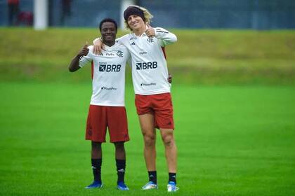 Ogunda Shola Elijah “Shola”, llegó a Río de Janeiro para sumarse a Flamengo; en la imagen, con David Luiz