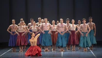 Oh Fortuna, de principio a fin, el Ballet Estable se sube a "la rueda" de fuerza, resistencia y técnica que le pide la obra de Wainrot 