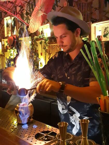 Este bar rinde tributo a la cultura tiki, un estilo que surgió en las islas de la Polinesia, y se expandió por el Pacífico.