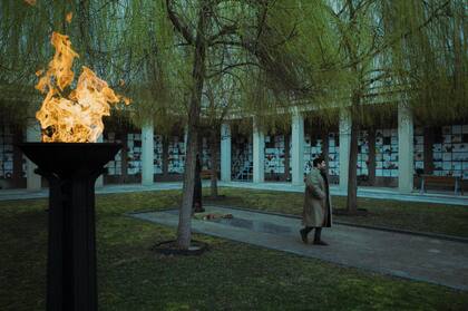 Oier Plaza, director de 'Popel', camina por el Memorial del crematorio de Praga donde reposan las cenizas de los deportados españoles.
(Lander Andonegi)