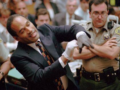 O.J. Simpson gesticula al ponerse los guantes que los fiscales aseguraron se puso en la noche que su exesposa Nicole Brown Simpson y Ron Goldman fueron asesinados en un tribunal de Los Ángeles