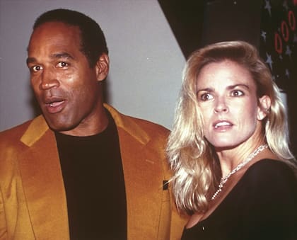 O.J. Simpson y su entonces esposa Nicole Brown Simpson, en 1993.