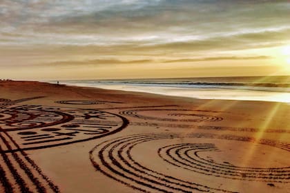 "Ojalá pueda hacerlo por mucho tiempo más. Me imagino con más rastrillos y con gente alrededor que se quiera sumar e intervenir y podamos hacer arte colectivo", dice Lazarte
