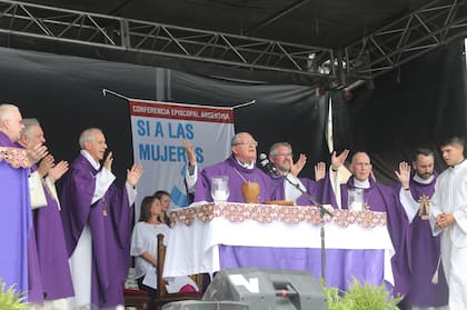 Ojea durante la misa celebrada hoy en Luján