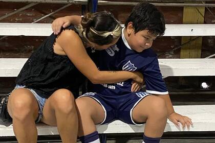 Ojeda publicó las imágenes de los dos hermanos unidos durante las prácticas deportivas del hijo más chico del astro