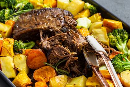 Ojo de bife a las finas hierbas con tubéculos: papa, batata, zanahoria.