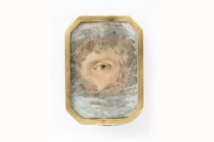 Diminuta pintura, de 3,8 x 2,8 centímetros, realizada sobre marfil y engarzada en un broche de oro