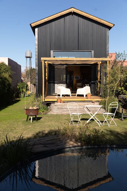 Ojos Negros es una construcción cargada de madera con toques nórdicos, inmersa en un prolijo y cuidado jardín.