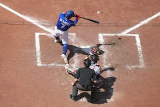 Okamoto conecta jonrón de desempate en la sexta y Azulejos vencen 2-1 a Marlins