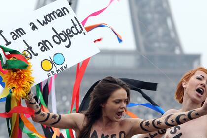Oksana Shachko protestando desnuda frente a la Torre Eiffel