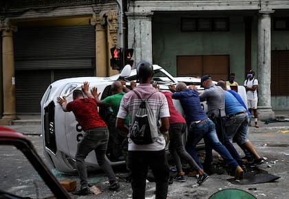 Los manifestantes se apoderaron de las calles cubanas