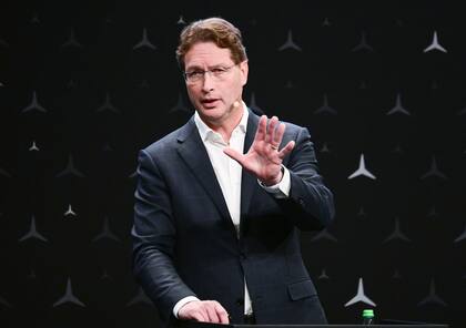 Ola Källenius es el CEO de Mercedes-Benz Group AG, la automotriz mundialmente prestigiosa; aun sin responsabilidades directas en el equipo de Fórmula 1, opinó sobre Verstappen: "Quedaría bien vestido de color plateado, ¿no?", sugirió.
