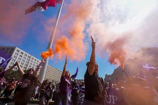 Ola morada por los derechos de las mujeres se extiende en Chile en primera gran protesta contra Kast