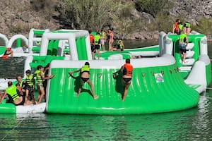Un parque acuático con 30 toboganes, un inflable flotante de 2000 m² y un laberinto gigante