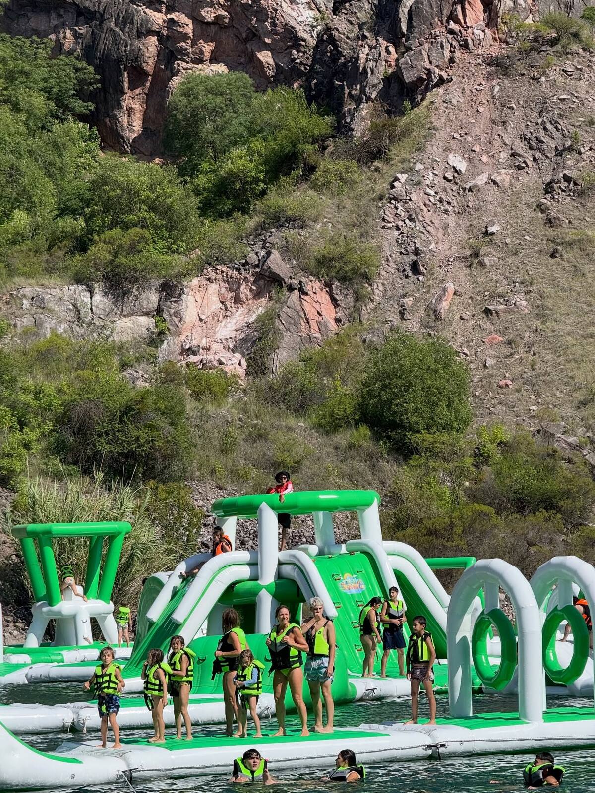 O que fazer com as crianças em Córdoba? um parque aquático com 30 tobogãs, um inflável flutuante de 2.000 m² e um labirinto gigante. O que fazer com as crianças em Córdoba? um parque aquático com 30 tobogãs, um inflável flutuante de 2.000 m² e um labirinto gigante.