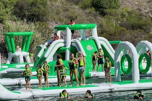 El parque acuático más grande, un inflable flotante y un laberinto gigante
