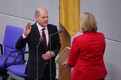 Olaf Scholz jura como canciller frente a la presidenta del Bundestag, Baerbel Bas 