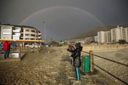 Las costas de Ciudad del Cabo amanecieron cubiertas de esta espuma