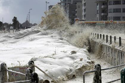 Los fuertes vientos llevaron las olas hasta las calles de la ciudad