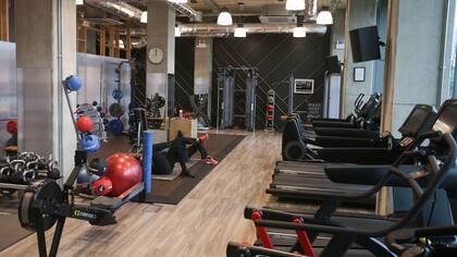 El edificio incluye un spa, gimnasio y hasta una biblioteca para sus habitantes