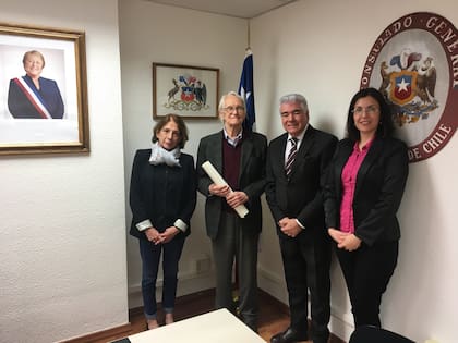 Oldenburg con su mujer, Julieta Lionetti, cuando fue homenajeado por el gobierno de Chile
