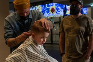 Singular protesta con peluqueros y manicuras en Holanda