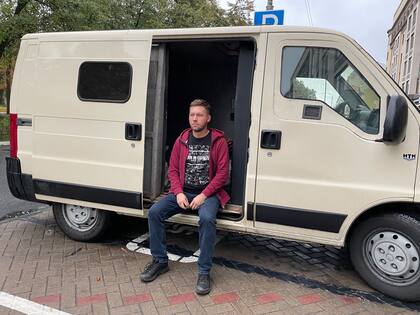 Oleg Ksenov, dueño de un restaurante en Belgorod, Rusia, ha estado ayudando a evacuar a personas de Ucrania. (Valerie Hopkins/The New York Times)