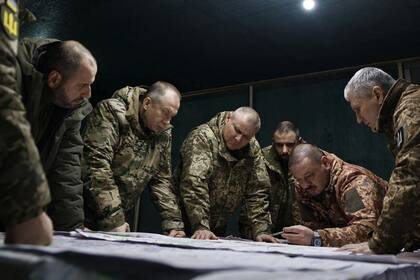 Oleksandr Sirski, jefe del Ejército ucraniano, y otros mandos militares, en una locación cerca del frente de batalla. (Handout / Armed Forces of Ukraine / AFP) 